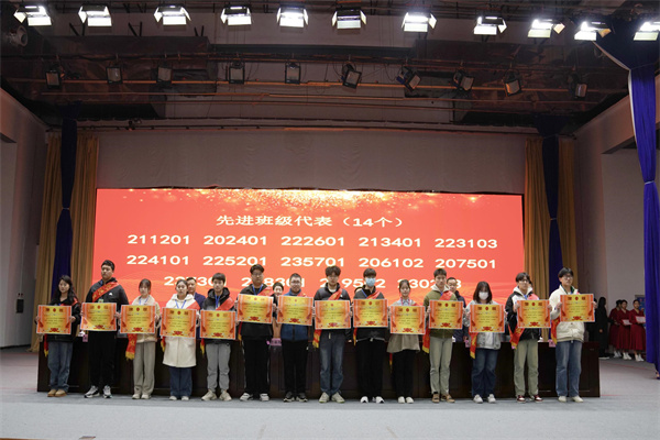 先進(jìn)集體、優(yōu)秀學(xué)生代表領(lǐng)獎.jpg