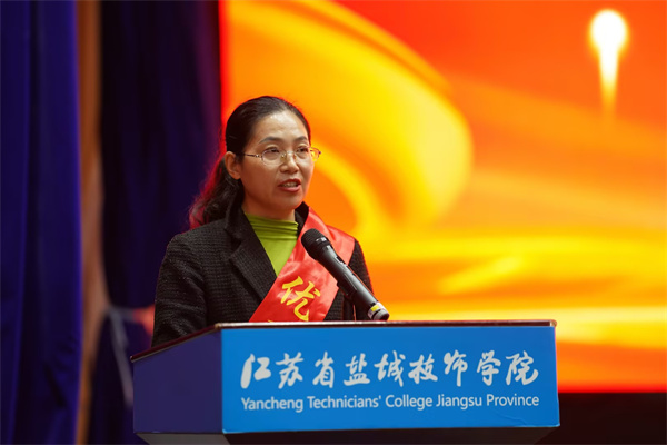 班主任代表發(fā)言.jpg 班主任代表發(fā)言.jpg