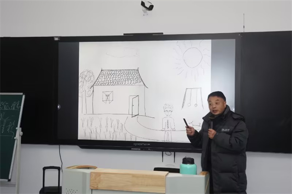 何桂宏教授授課.jpg 何桂宏教授授課.jpg